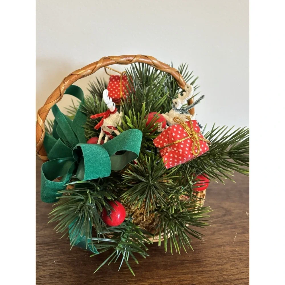 Vintage‎ Basket Small Christmas Plastic Pine Needles Flocked Deer 80s Holiday